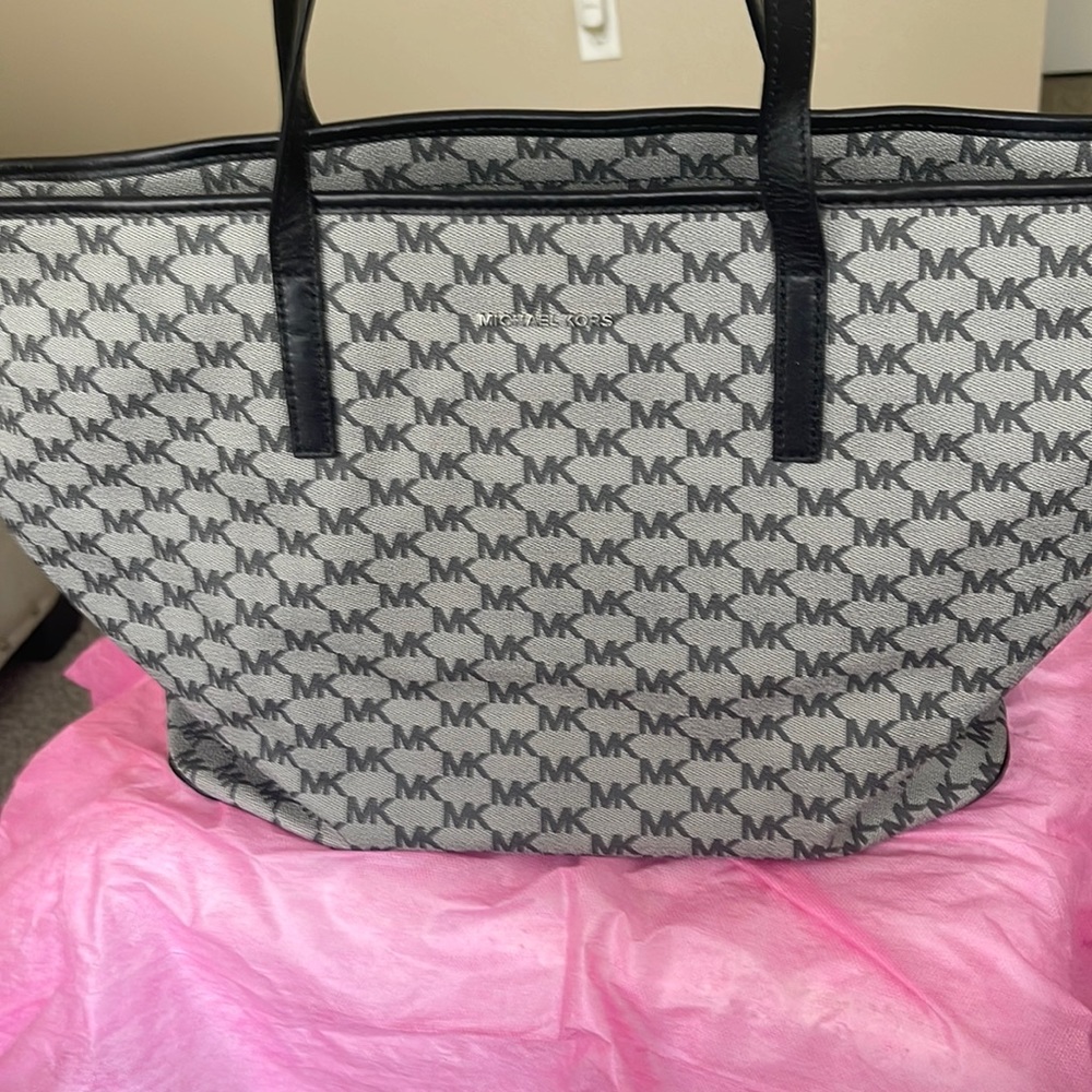 MICHAEL KORS EMRY LG TZ TOTE BLACK